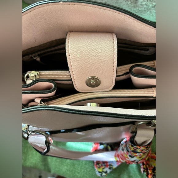 London Fog pink purse with multiple compartments. - Picture 9 of 9